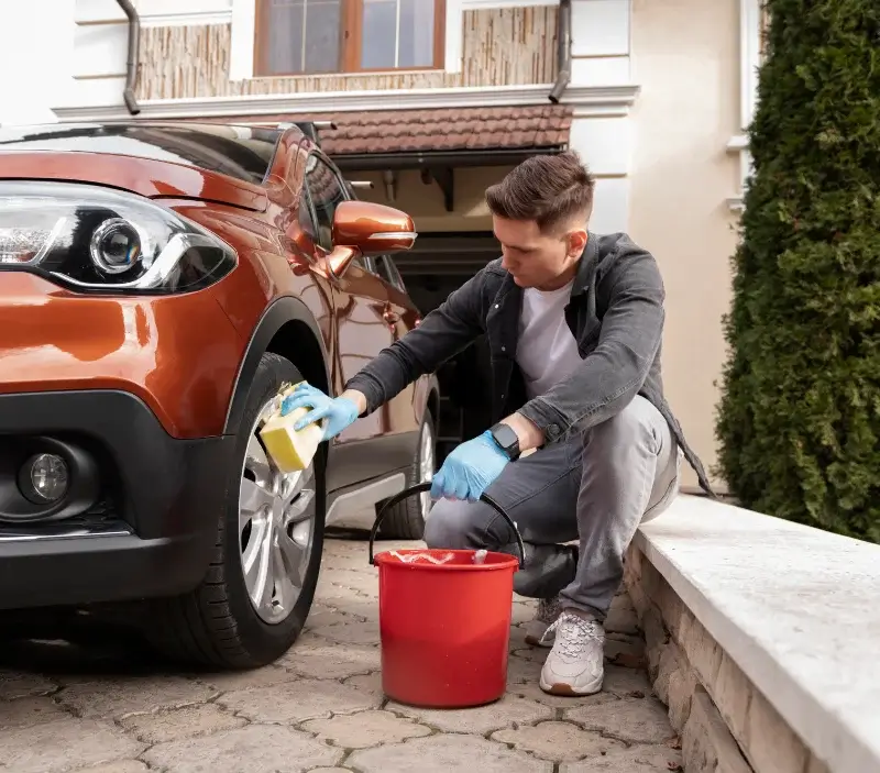 Lavage auto à domicile Fresnay-sur-Sarthe : professionnel intervenant sur un véhicule